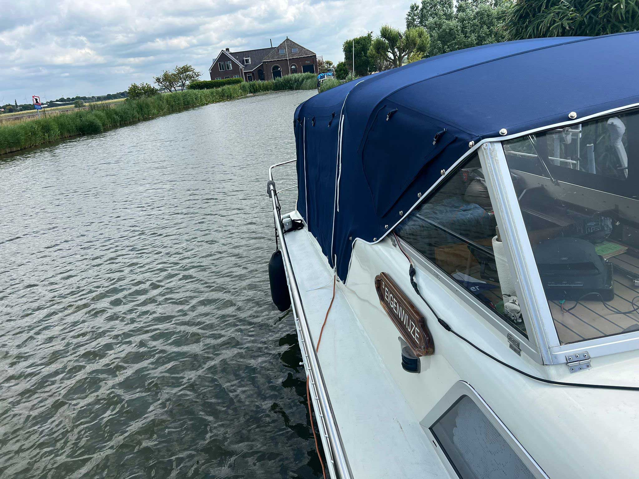 buiskap-en-kuiptent-klassieke-motorboot